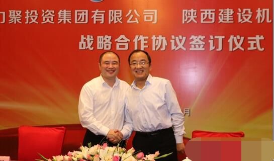 近日，陜建機(jī)械與安徽力聚簽訂戰(zhàn)略合作協(xié)議，陜建機(jī)械董事長(zhǎng)楊宏軍，副總經(jīng)理、營(yíng)銷(xiāo)總監(jiān)賀衛(wèi)東，安徽力聚投資集團(tuán)董事長(zhǎng)宋執(zhí)壽，黨支部書(shū)記陳邦勤以及安徽潤(rùn)路公司總經(jīng)理杜永龍等單位領(lǐng)導(dǎo)出席了會(huì)議